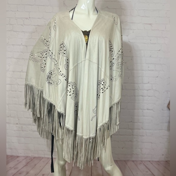 LENA GABRIELLE NEW YORK laser cut micro suede women’s shawl poncho in Grey OSFA - Picture 15 of 17